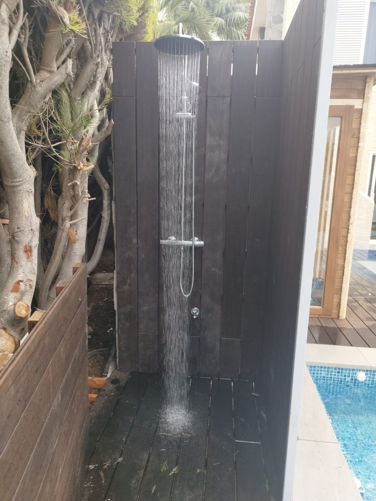 Ducha exterior, detrás del sauna