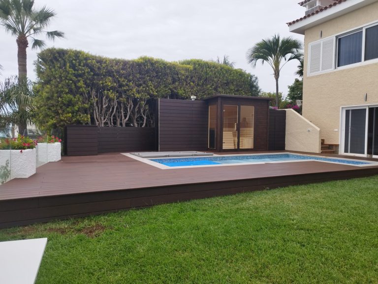 Imagen final de la piscina, jacuzzi, ducha y sauna.