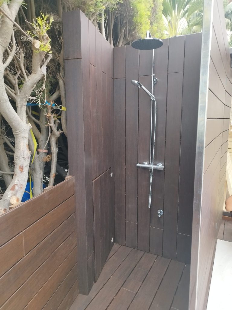 Ducha exterior, detrás del sauna